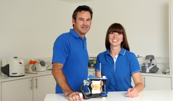 Zahntechnikermeister Scott Moen und Zahntechnikerin Frau Wessel