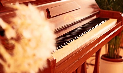 Ein echtes Klavier in der Zahnarztpraxis - nicht nur Dekoration...
