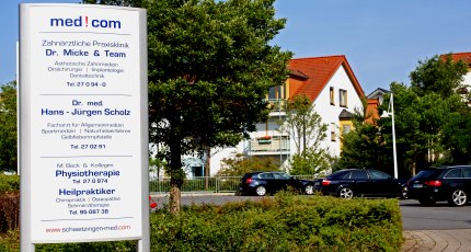 Ausreichend gratis Parkpl&auml;tze auf dem Parkdeck vor der Praxis