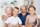 gl�ckliche gro�eltern mit ihren enkeln