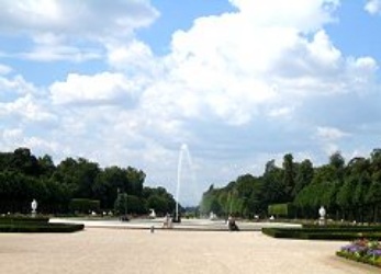 das Schwetzinger Schloss und der Schlosspark ist zu Fu&szlig; in wenigen Minuten zu erreichen