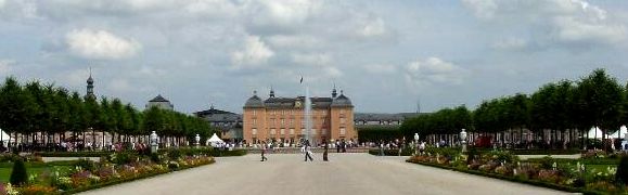 Schwetzinger Schloss und Schlosspark in wenigen Minuten zu Fu&szlig; zu erreichen